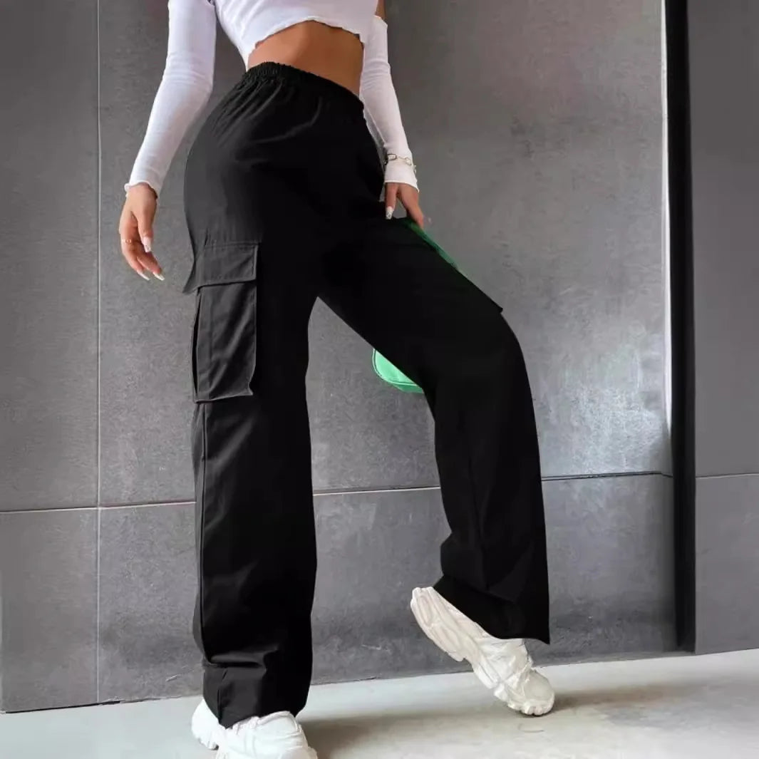Combine comfort and style with these jogger/cargo pants. The wide, straight cut, along with the elastic high waist, ensures a perfect fit. Ideal for a casual-chic look with the practicality of cargo pockets.