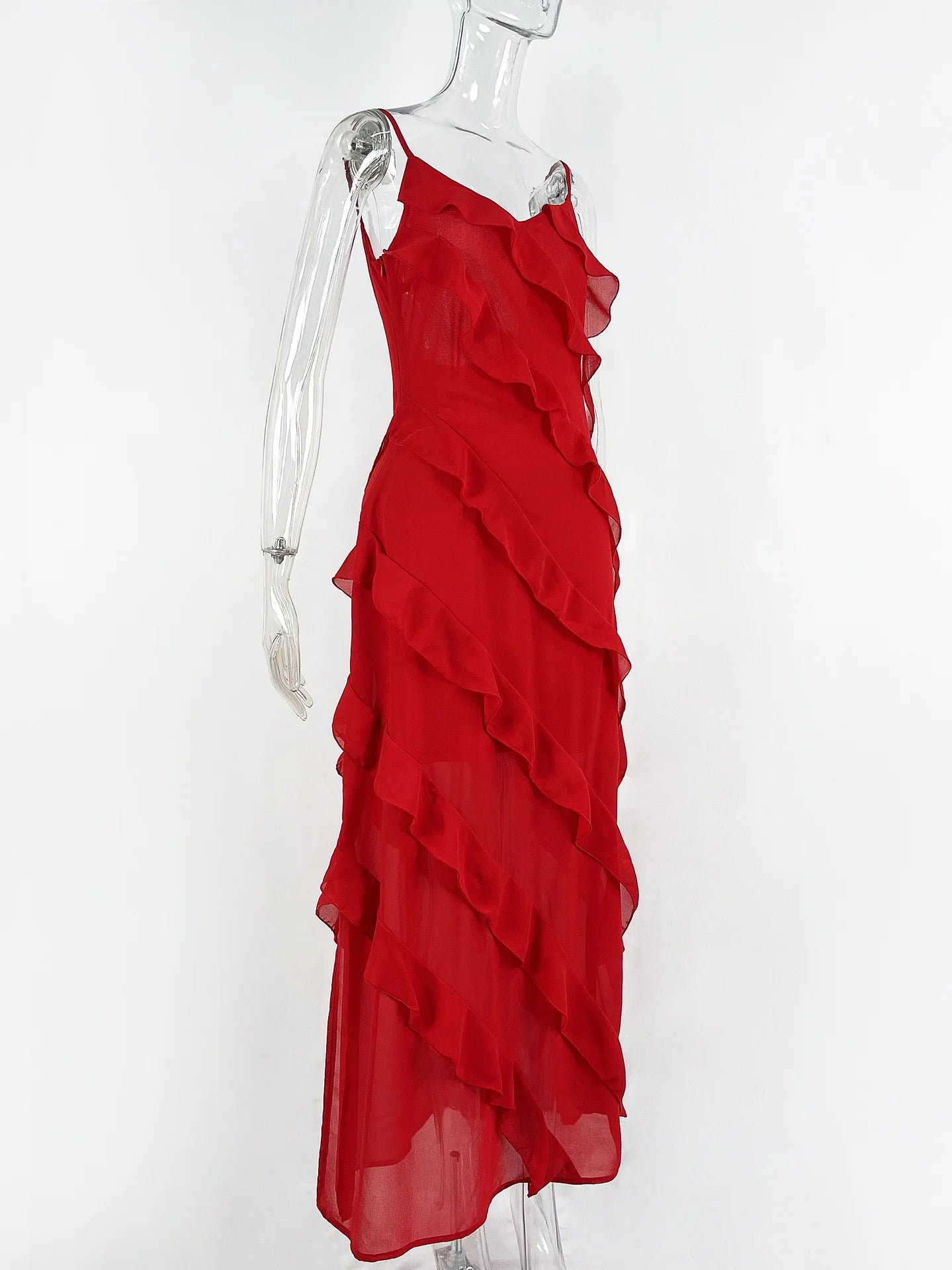 A summer classic. This long chiffon dress is pure charm and lightness, with thin straps and ruffles that give a sexy and romantic touch. The perfect fit for any occasion under the sun.
