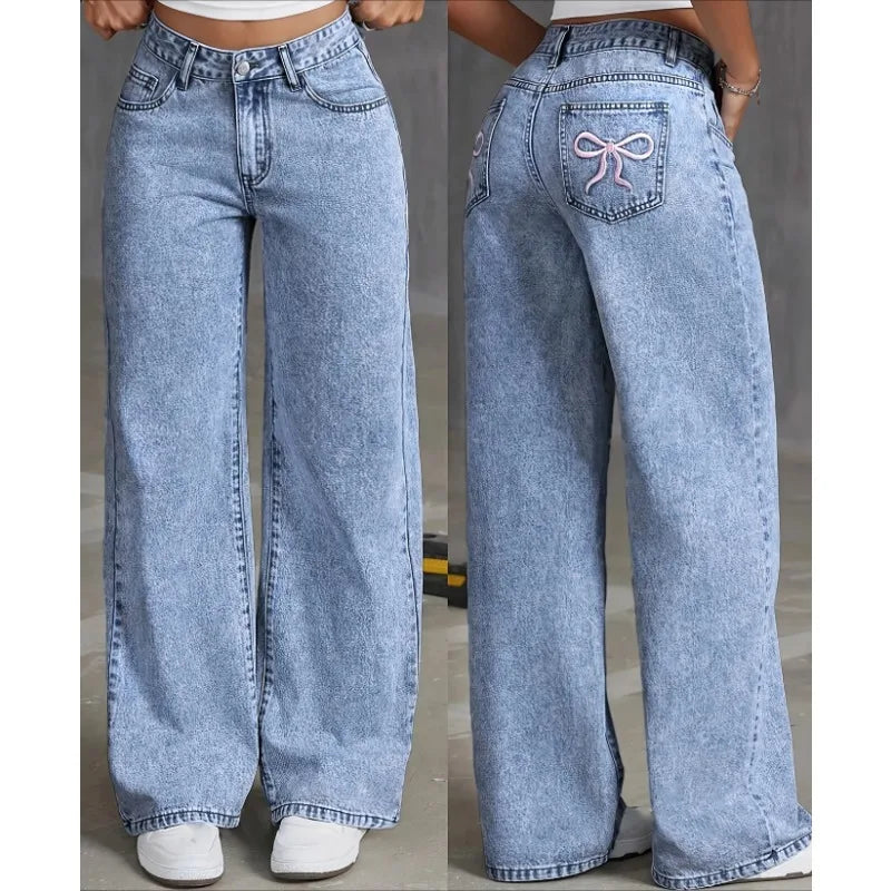 A jean that combines comfort and style. With a wide leg and high waist cut, these jeans elongate the silhouette. The delicate embroidered bows on the pockets add a modern and feminine touch, perfect for a casual look full of personality.