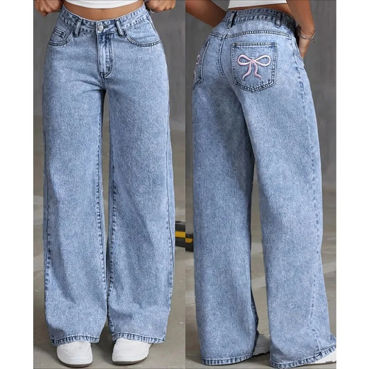 A jean that combines comfort and style. With a wide leg and high waist cut, these jeans elongate the silhouette. The delicate embroidered bows on the pockets add a modern and feminine touch, perfect for a casual look full of personality.