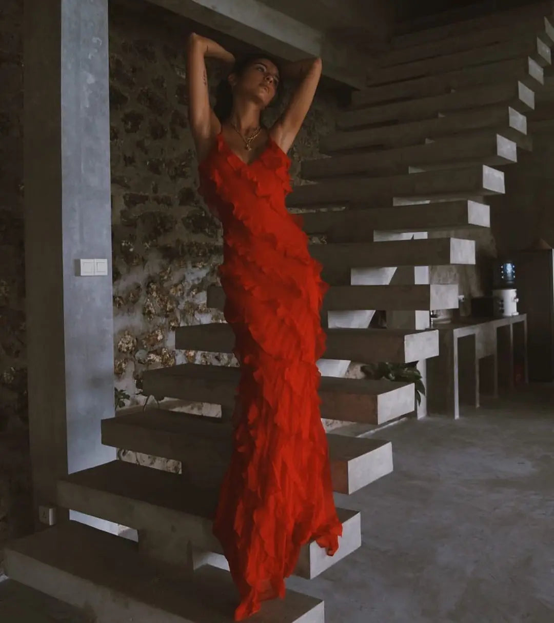A summer classic. This long chiffon dress is pure charm and lightness, with thin straps and ruffles that give a sexy and romantic touch. The perfect fit for any occasion under the sun.