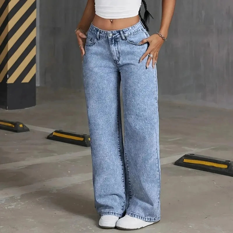 A jean that combines comfort and style. With a wide leg and high waist cut, these jeans elongate the silhouette. The delicate embroidered bows on the pockets add a modern and feminine touch, perfect for a casual look full of personality.
