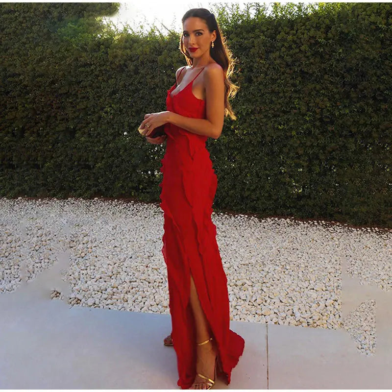 A summer classic. This long chiffon dress is pure charm and lightness, with thin straps and ruffles that give a sexy and romantic touch. The perfect fit for any occasion under the sun.