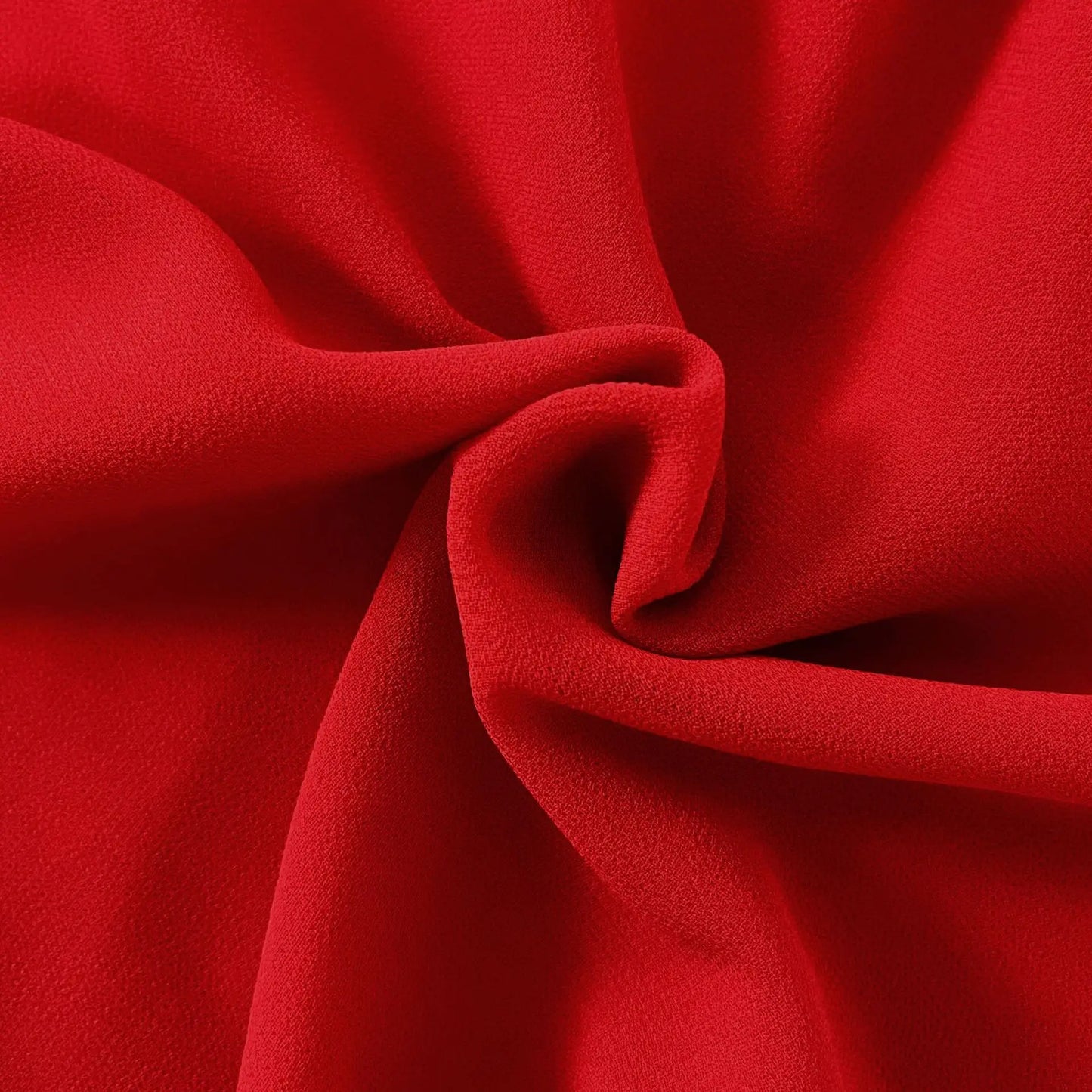 A summer classic. This long chiffon dress is pure charm and lightness, with thin straps and ruffles that give a sexy and romantic touch. The perfect fit for any occasion under the sun.