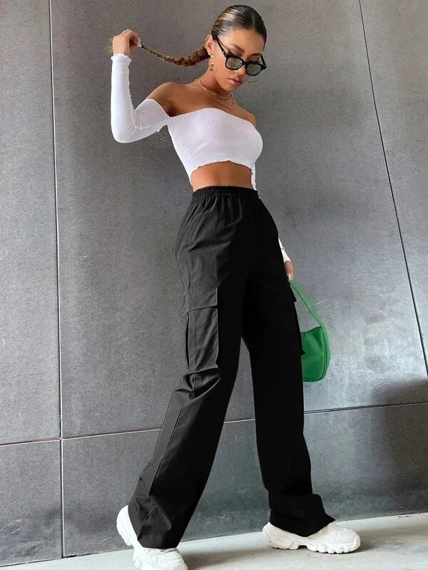 Combine comfort and style with these jogger/cargo pants. The wide, straight cut, along with the elastic high waist, ensures a perfect fit. Ideal for a casual-chic look with the practicality of cargo pockets.