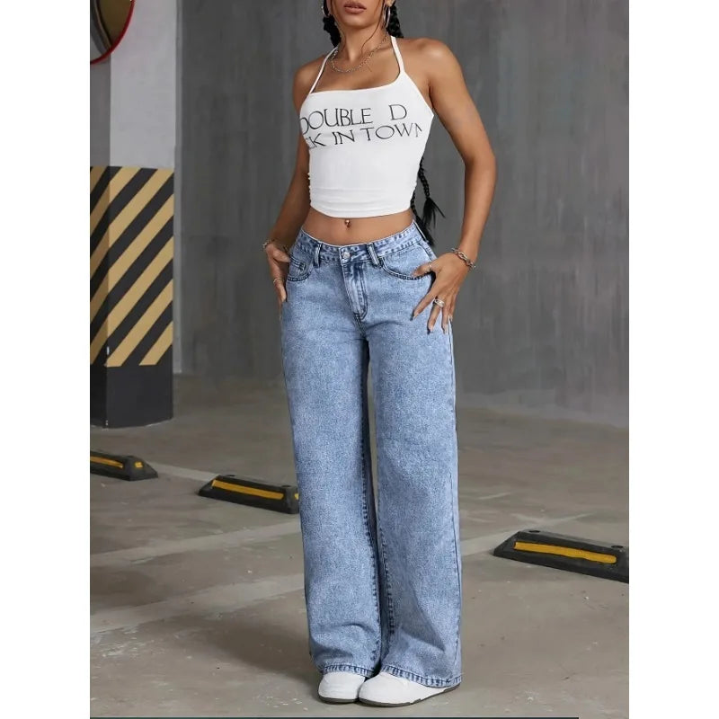 A jean that combines comfort and style. With a wide leg and high waist cut, these jeans elongate the silhouette. The delicate embroidered bows on the pockets add a modern and feminine touch, perfect for a casual look full of personality.