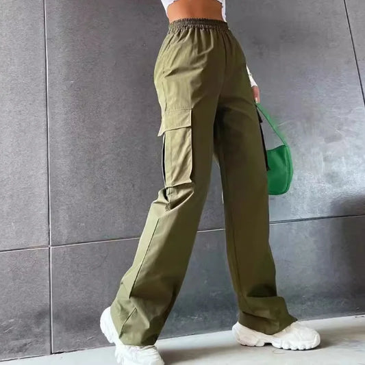 Combine comfort and style with these jogger/cargo pants. The wide, straight cut, along with the elastic high waist, ensures a perfect fit. Ideal for a casual-chic look with the practicality of cargo pockets.