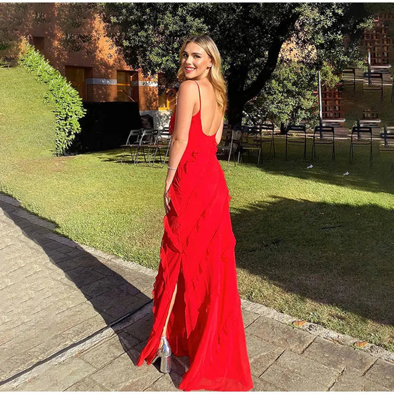 A summer classic. This long chiffon dress is pure charm and lightness, with thin straps and ruffles that give a sexy and romantic touch. The perfect fit for any occasion under the sun.