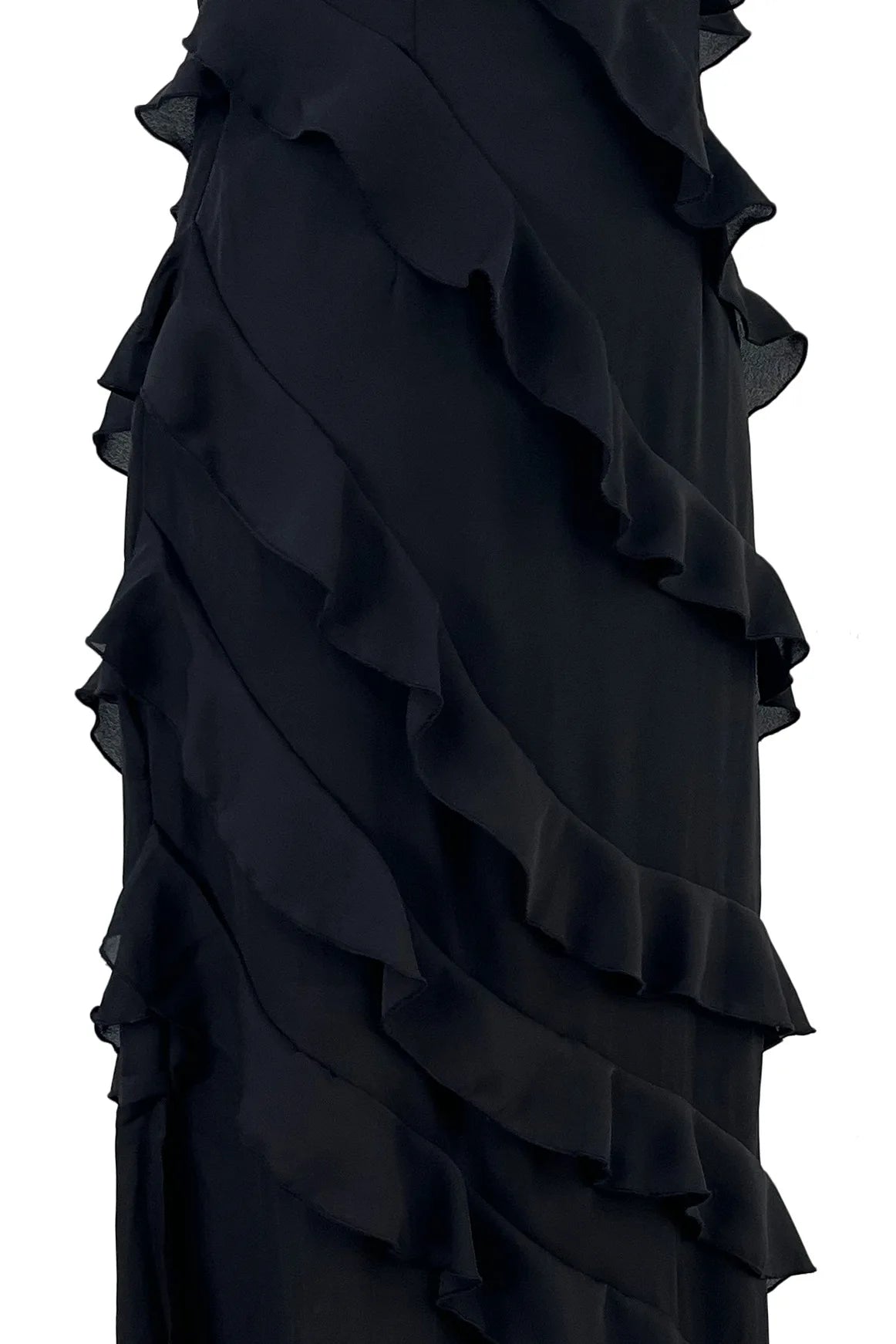 A summer classic. This long chiffon dress is pure charm and lightness, with thin straps and ruffles that give a sexy and romantic touch. The perfect fit for any occasion under the sun.