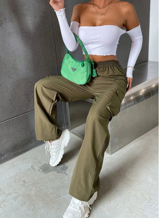 Combine comfort and style with these jogger/cargo pants. The wide, straight cut, along with the elastic high waist, ensures a perfect fit. Ideal for a casual-chic look with the practicality of cargo pockets.