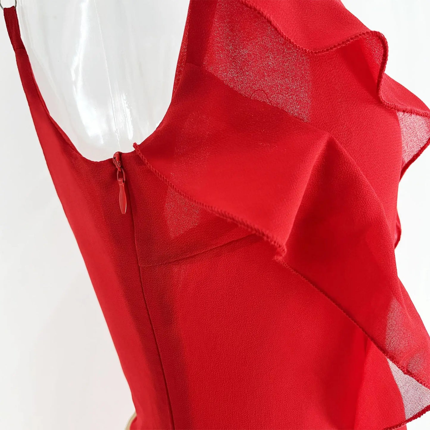 A summer classic. This long chiffon dress is pure charm and lightness, with thin straps and ruffles that give a sexy and romantic touch. The perfect fit for any occasion under the sun.