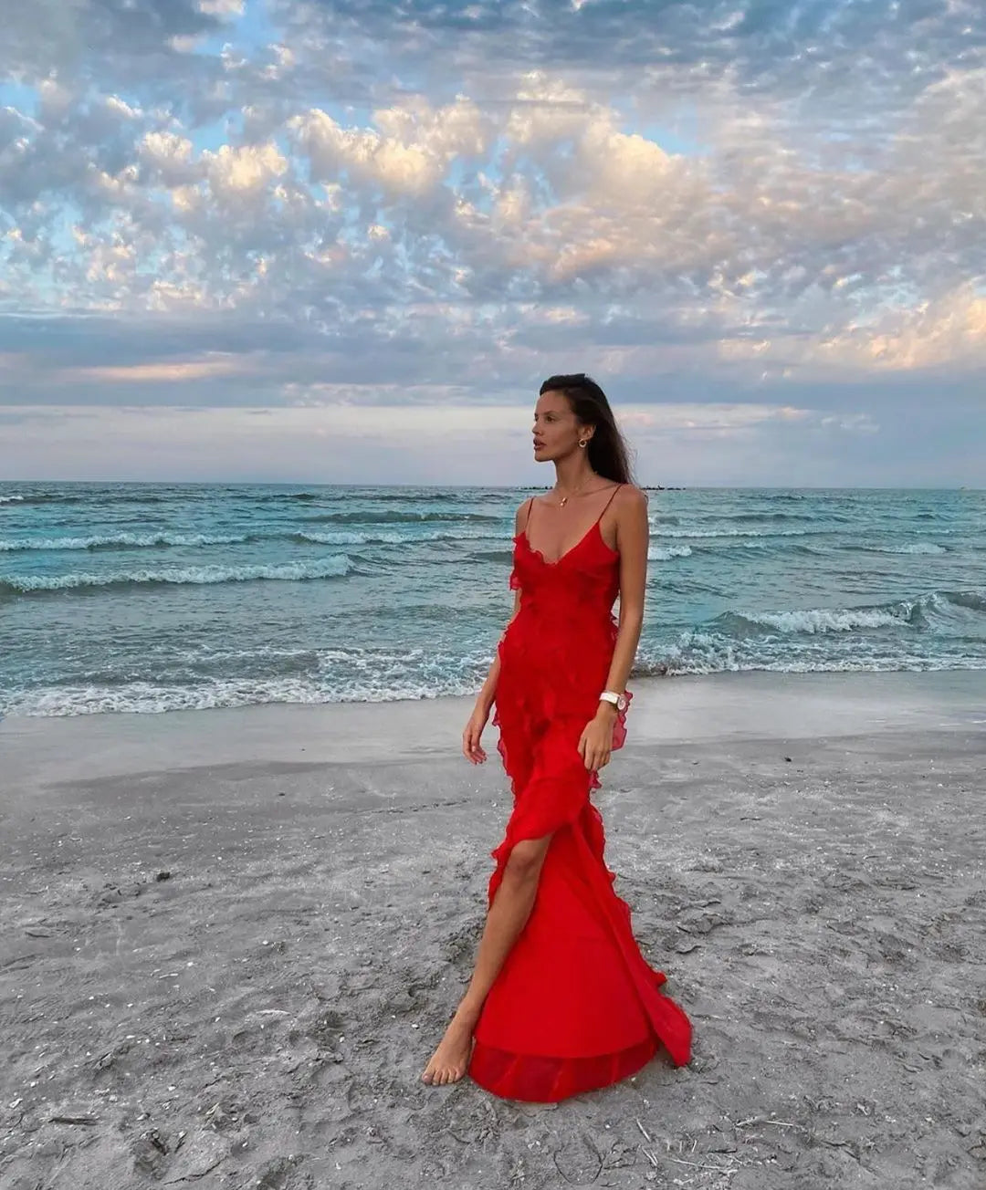 A summer classic. This long chiffon dress is pure charm and lightness, with thin straps and ruffles that give a sexy and romantic touch. The perfect fit for any occasion under the sun.