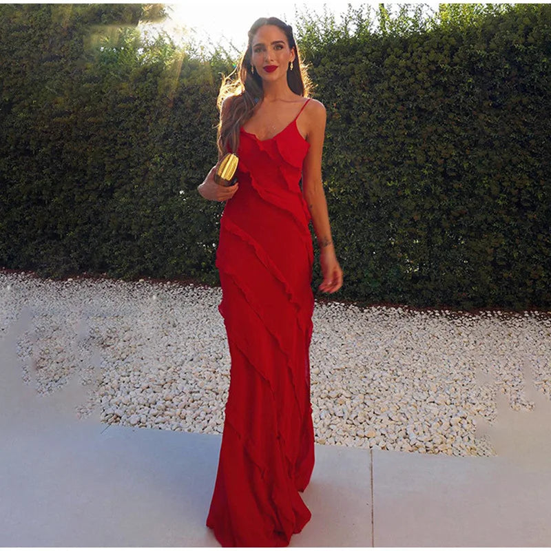 A summer classic. This long chiffon dress is pure charm and lightness, with thin straps and ruffles that give a sexy and romantic touch. The perfect fit for any occasion under the sun.