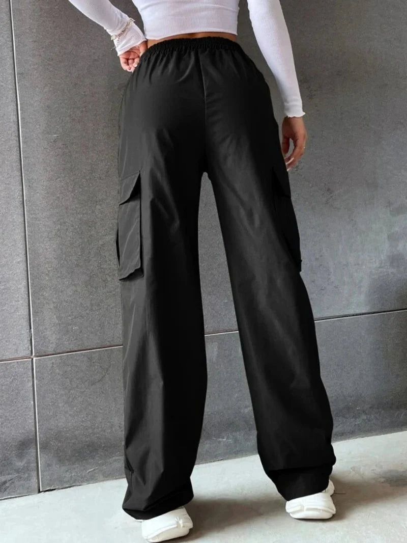 Combine comfort and style with these jogger/cargo pants. The wide, straight cut, along with the elastic high waist, ensures a perfect fit. Ideal for a casual-chic look with the practicality of cargo pockets.