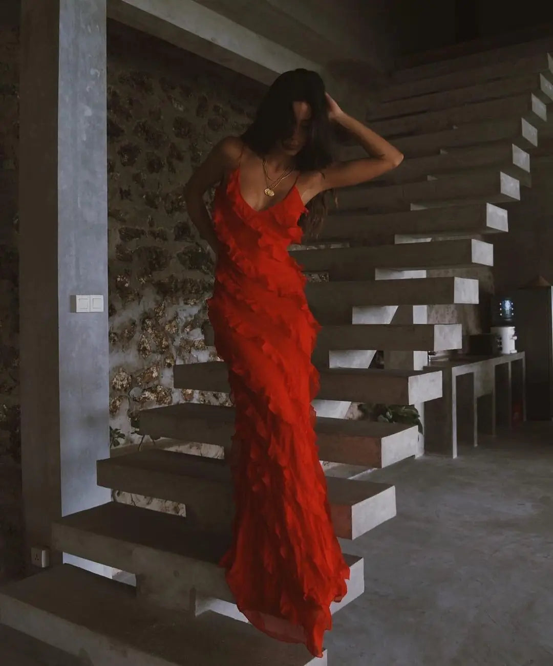 A summer classic. This long chiffon dress is pure charm and lightness, with thin straps and ruffles that give a sexy and romantic touch. The perfect fit for any occasion under the sun.