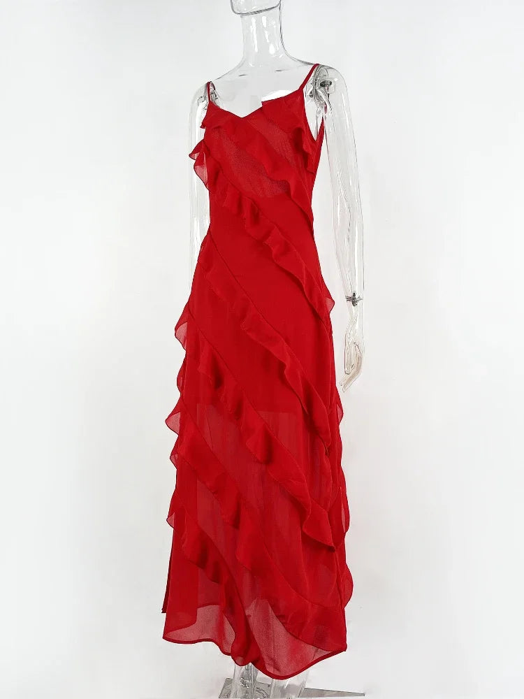 A summer classic. This long chiffon dress is pure charm and lightness, with thin straps and ruffles that give a sexy and romantic touch. The perfect fit for any occasion under the sun.