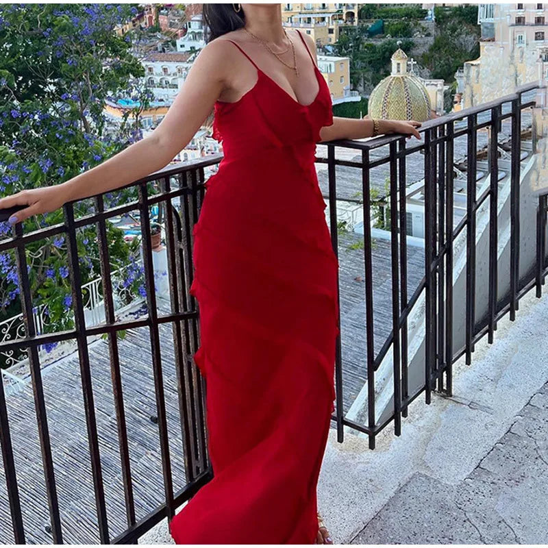 A summer classic. This long chiffon dress is pure charm and lightness, with thin straps and ruffles that give a sexy and romantic touch. The perfect fit for any occasion under the sun.