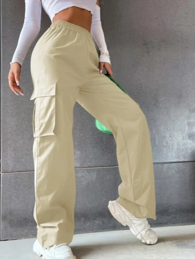 Combine comfort and style with these jogger/cargo pants. The wide, straight cut, along with the elastic high waist, ensures a perfect fit. Ideal for a casual-chic look with the practicality of cargo pockets.
