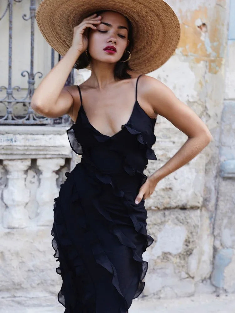 A summer classic. This long chiffon dress is pure charm and lightness, with thin straps and ruffles that give a sexy and romantic touch. The perfect fit for any occasion under the sun.