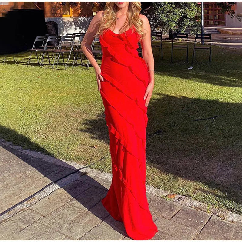 A summer classic. This long chiffon dress is pure charm and lightness, with thin straps and ruffles that give a sexy and romantic touch. The perfect fit for any occasion under the sun.