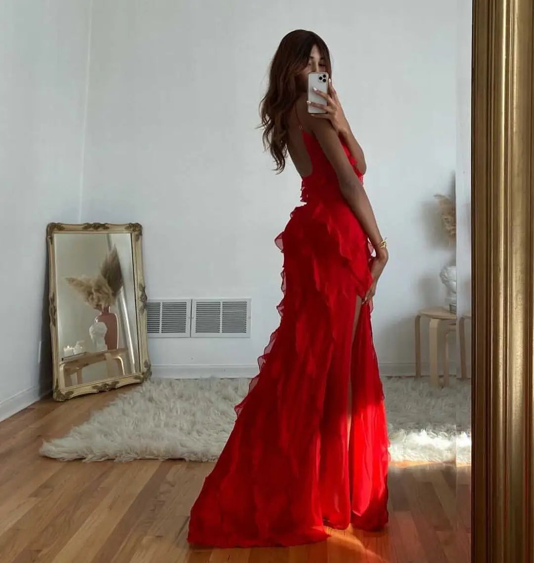 A summer classic. This long chiffon dress is pure charm and lightness, with thin straps and ruffles that give a sexy and romantic touch. The perfect fit for any occasion under the sun.