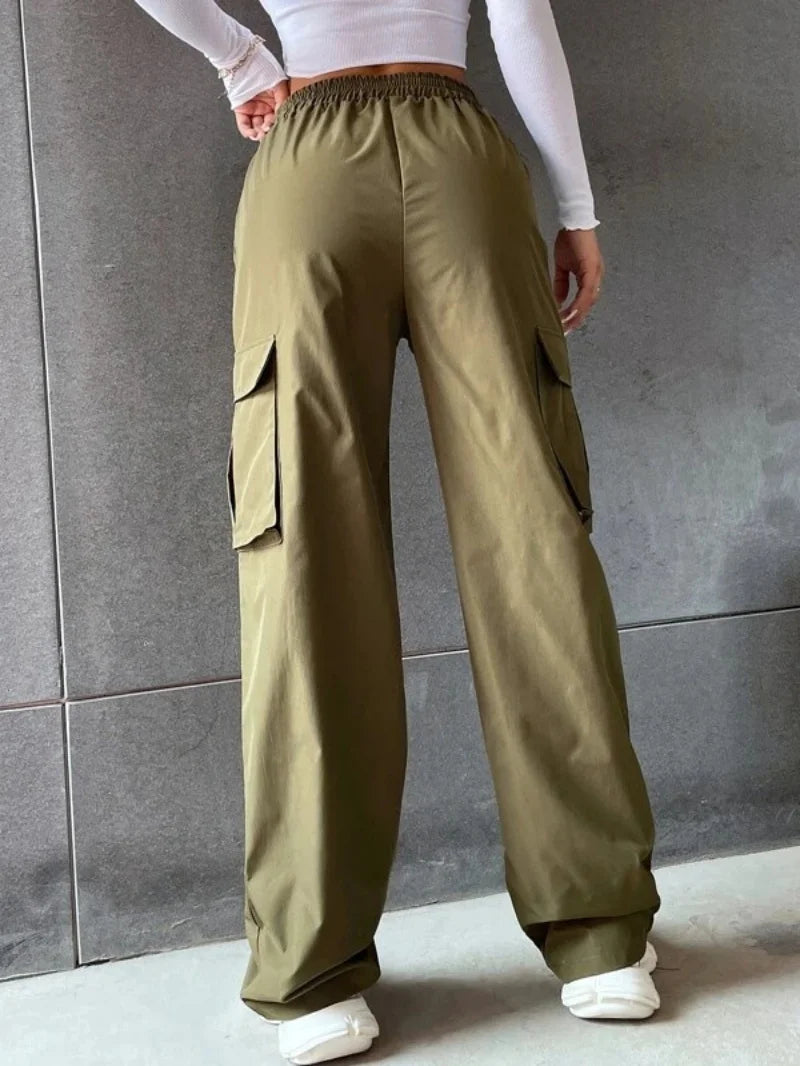 Combine comfort and style with these jogger/cargo pants. The wide, straight cut, along with the elastic high waist, ensures a perfect fit. Ideal for a casual-chic look with the practicality of cargo pockets.