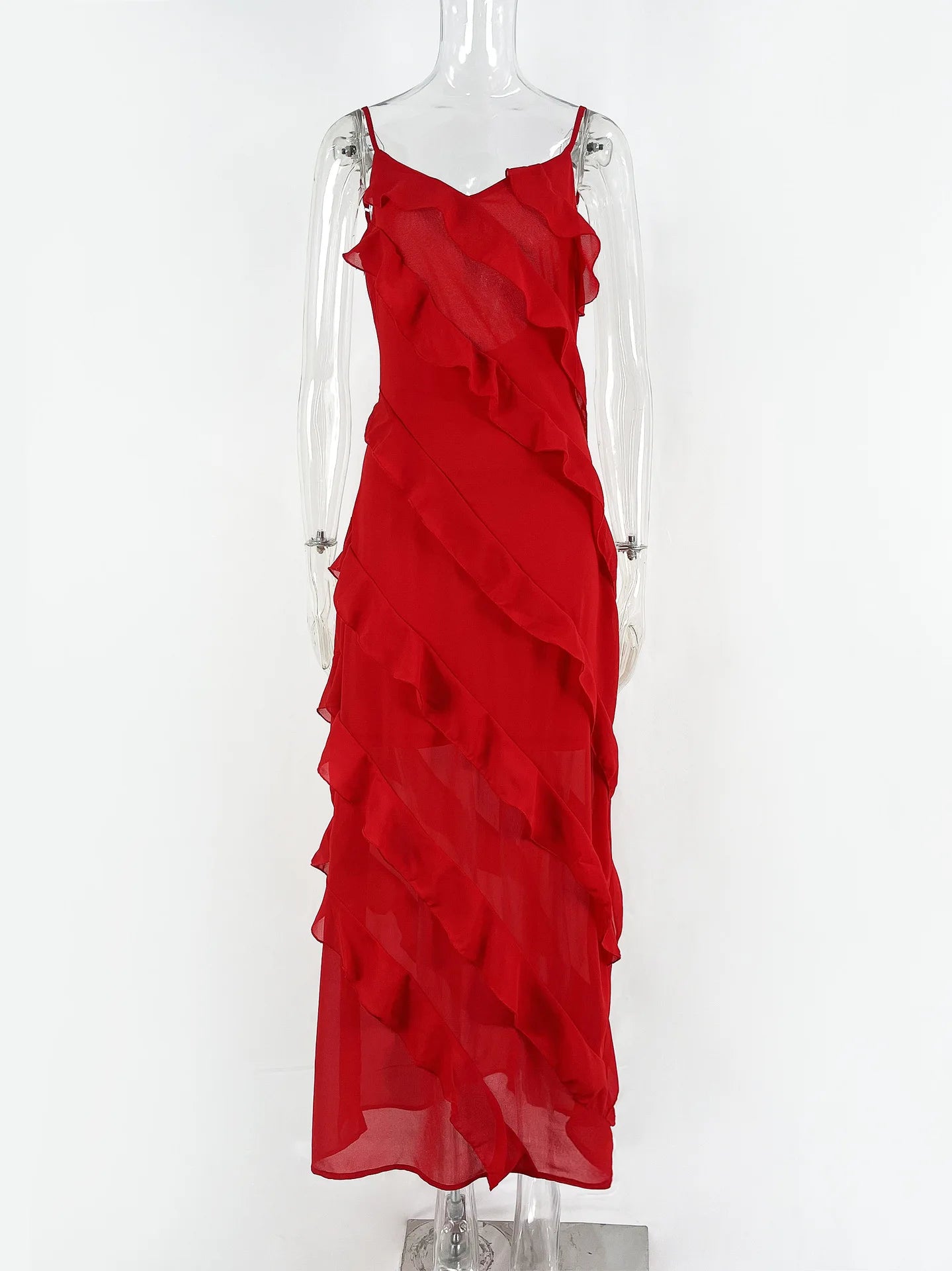 A summer classic. This long chiffon dress is pure charm and lightness, with thin straps and ruffles that give a sexy and romantic touch. The perfect fit for any occasion under the sun.