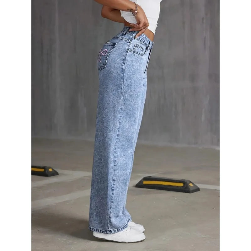 A jean that combines comfort and style. With a wide leg and high waist cut, these jeans elongate the silhouette. The delicate embroidered bows on the pockets add a modern and feminine touch, perfect for a casual look full of personality.