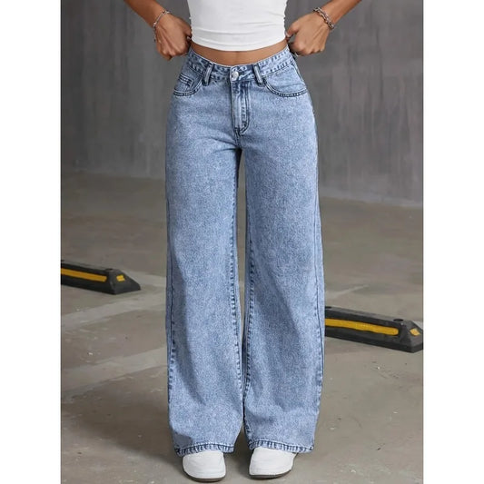 A jean that combines comfort and style. With a wide leg and high waist cut, these jeans elongate the silhouette. The delicate embroidered bows on the pockets add a modern and feminine touch, perfect for a casual look full of personality.