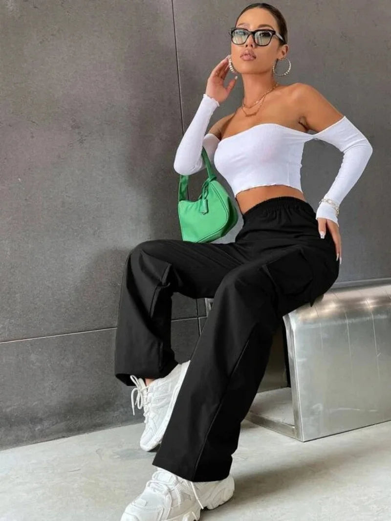 Combine comfort and style with these jogger/cargo pants. The wide, straight cut, along with the elastic high waist, ensures a perfect fit. Ideal for a casual-chic look with the practicality of cargo pockets.