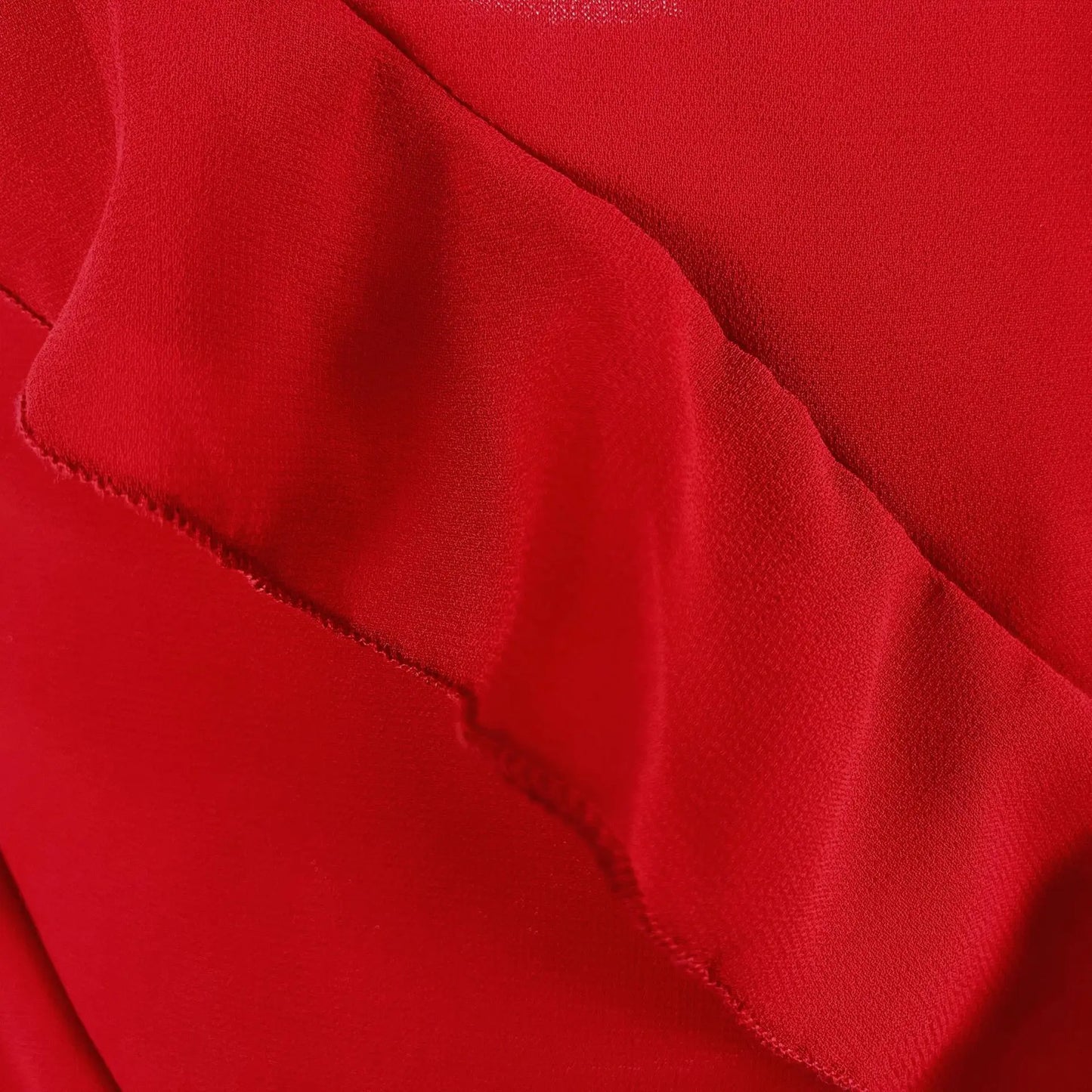 A summer classic. This long chiffon dress is pure charm and lightness, with thin straps and ruffles that give a sexy and romantic touch. The perfect fit for any occasion under the sun.