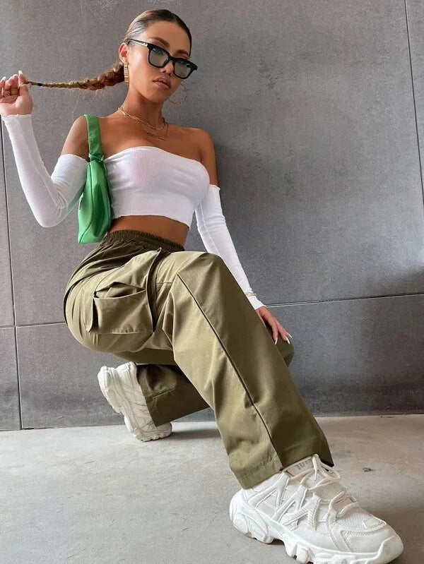 Combine comfort and style with these jogger/cargo pants. The wide, straight cut, along with the elastic high waist, ensures a perfect fit. Ideal for a casual-chic look with the practicality of cargo pockets.