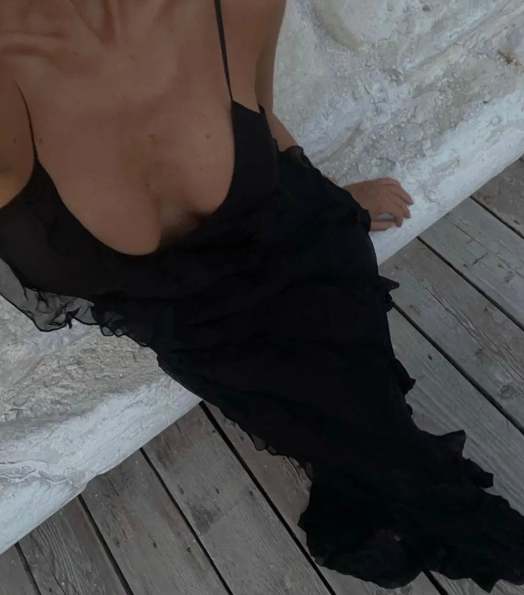 A summer classic. This long chiffon dress is pure charm and lightness, with thin straps and ruffles that give a sexy and romantic touch. The perfect fit for any occasion under the sun.
