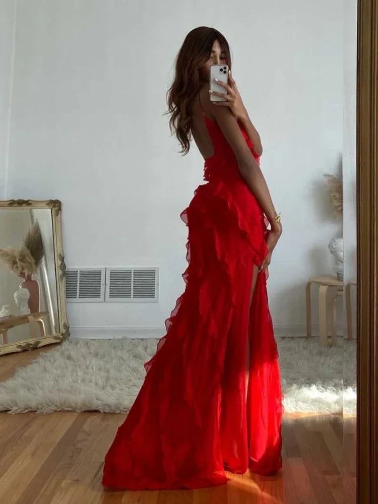 A summer classic. This long chiffon dress is pure charm and lightness, with thin straps and ruffles that give a sexy and romantic touch. The perfect fit for any occasion under the sun.