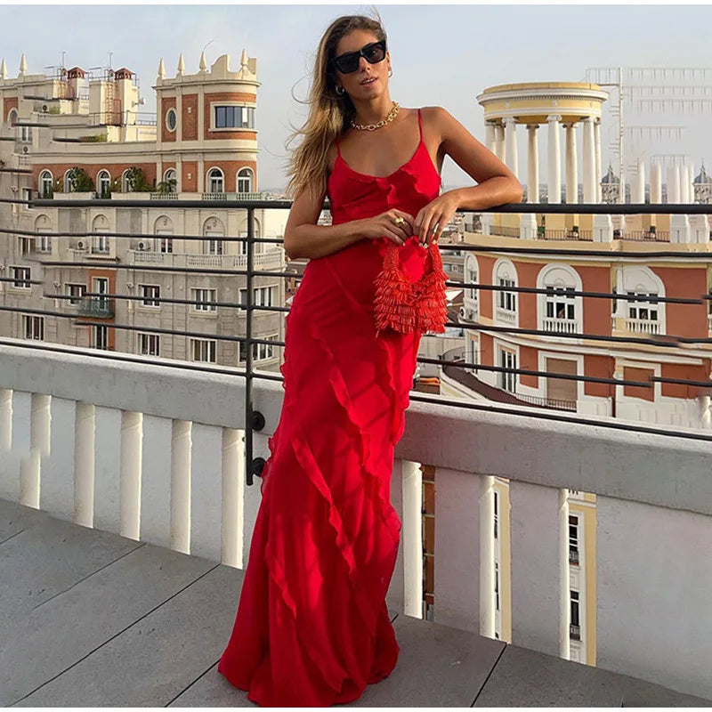 A summer classic. This long chiffon dress is pure charm and lightness, with thin straps and ruffles that give a sexy and romantic touch. The perfect fit for any occasion under the sun.